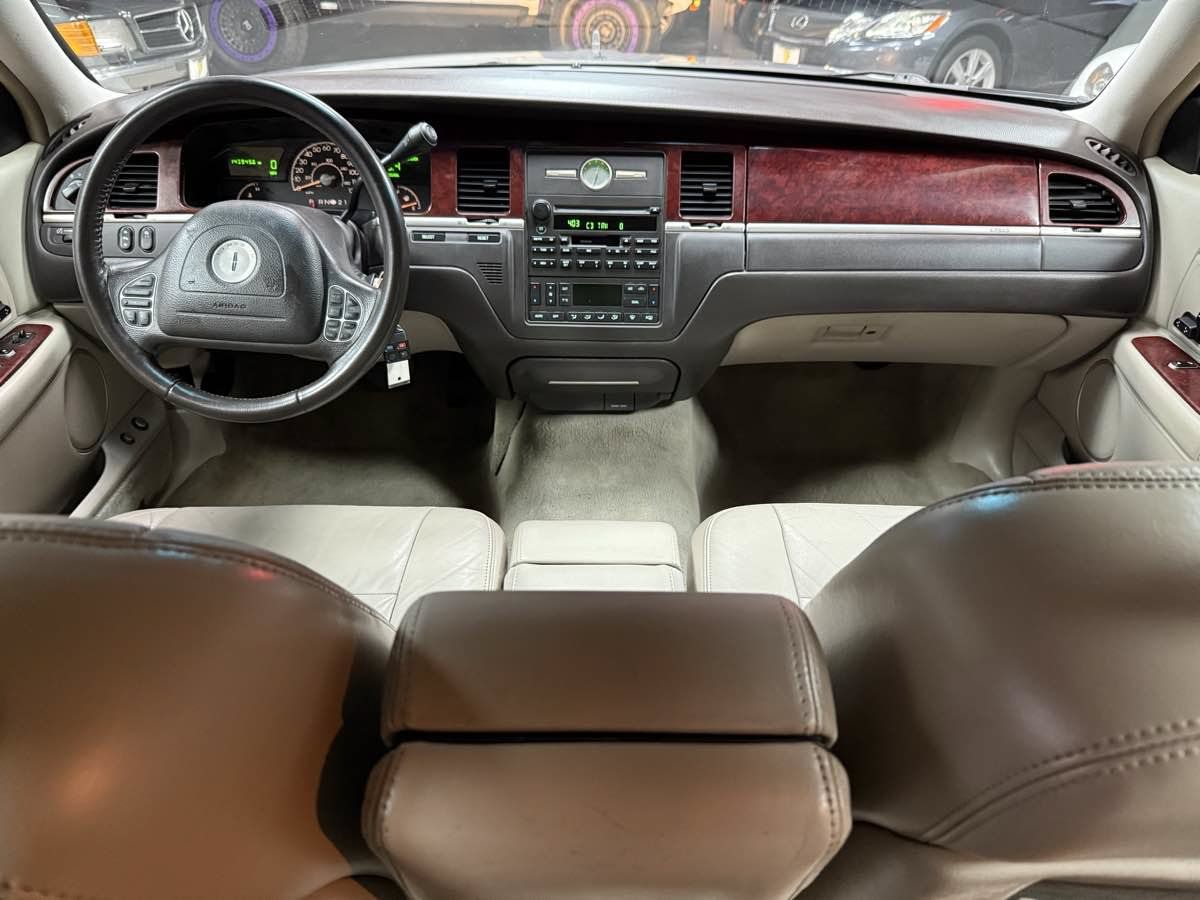 Used 2003 Lincoln Town Car Executive RWD image 10