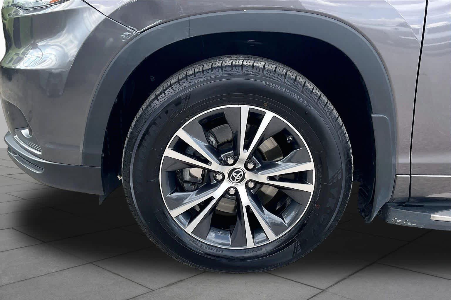 Used 2016 Toyota Highlander XLE FWD image 11