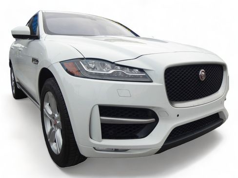 Used 2017 Jaguar F-PACE R-Sport image 4