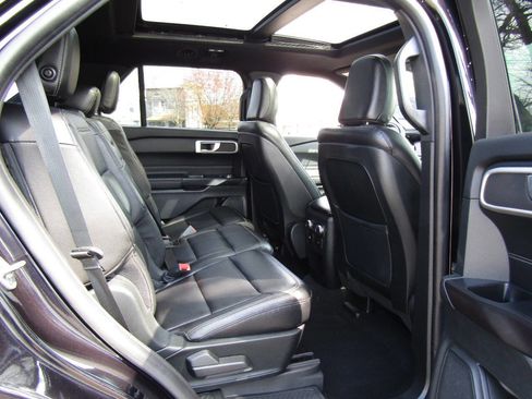 Used 2020 Ford Explorer XLT w/ Equipment Group 202A AWD/4WD image 29