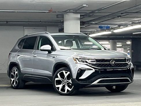 Used 2023 Volkswagen Taos SEL AWD/4WD image 2