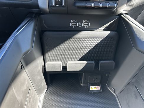 New 2026 RAM 1500 4x4 Crew Cab image 23