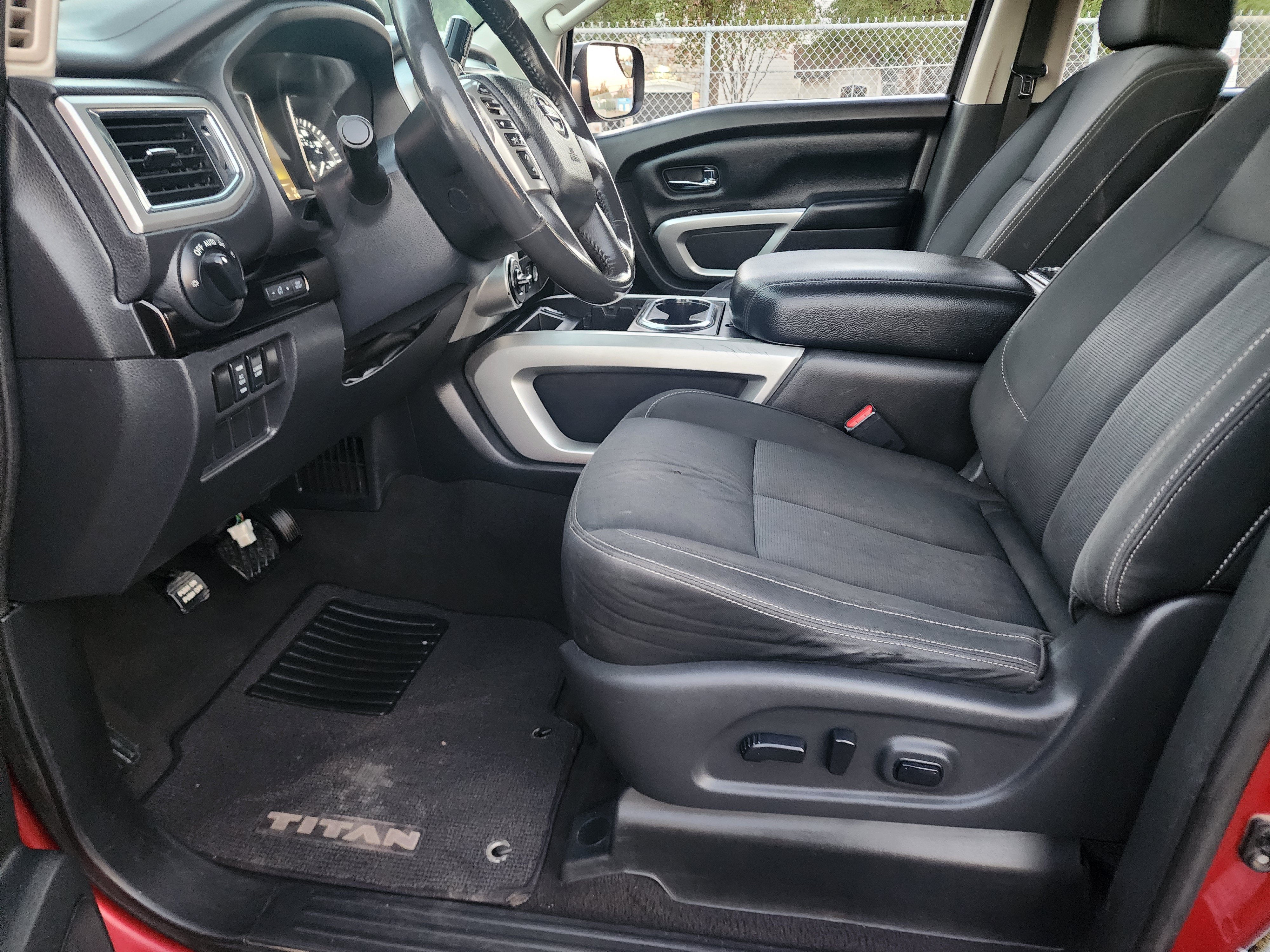 Used 2018 Nissan Titan SV w/ SV Convenience Package AWD/4WD image 21