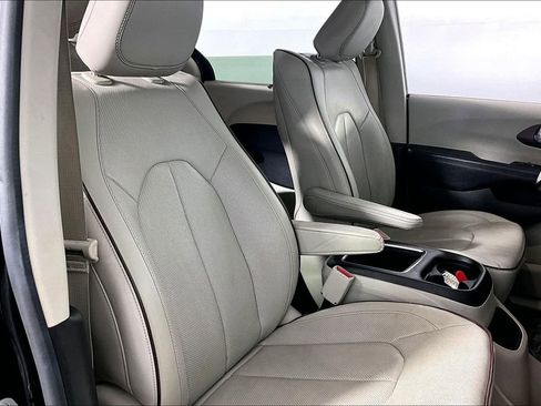 Used 2017 Chrysler Pacifica Limited w/ UConnect Theater Package FWD image 7