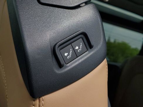 Used 2025 Land Rover Defender 90 S image 31