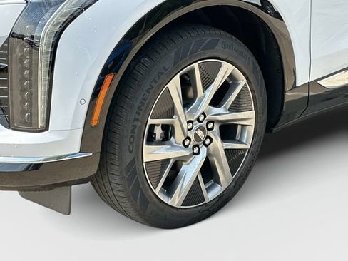 New 2027 Cadillac Optiq Premium Luxury w/ LPO, Floor Liner Package AWD/4WD image 17