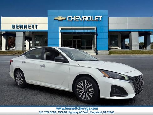 Used 2025 Nissan Altima 2.5 SV FWD image 1