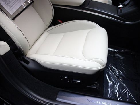 Used 2022 Tesla Model S Plaid image 11