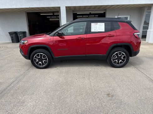 Used 2025 Jeep Compass Trailhawk AWD/4WD image 2