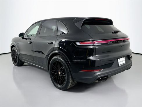 Certified 2025 Porsche Cayenne E-Hybrid AWD/4WD image 3