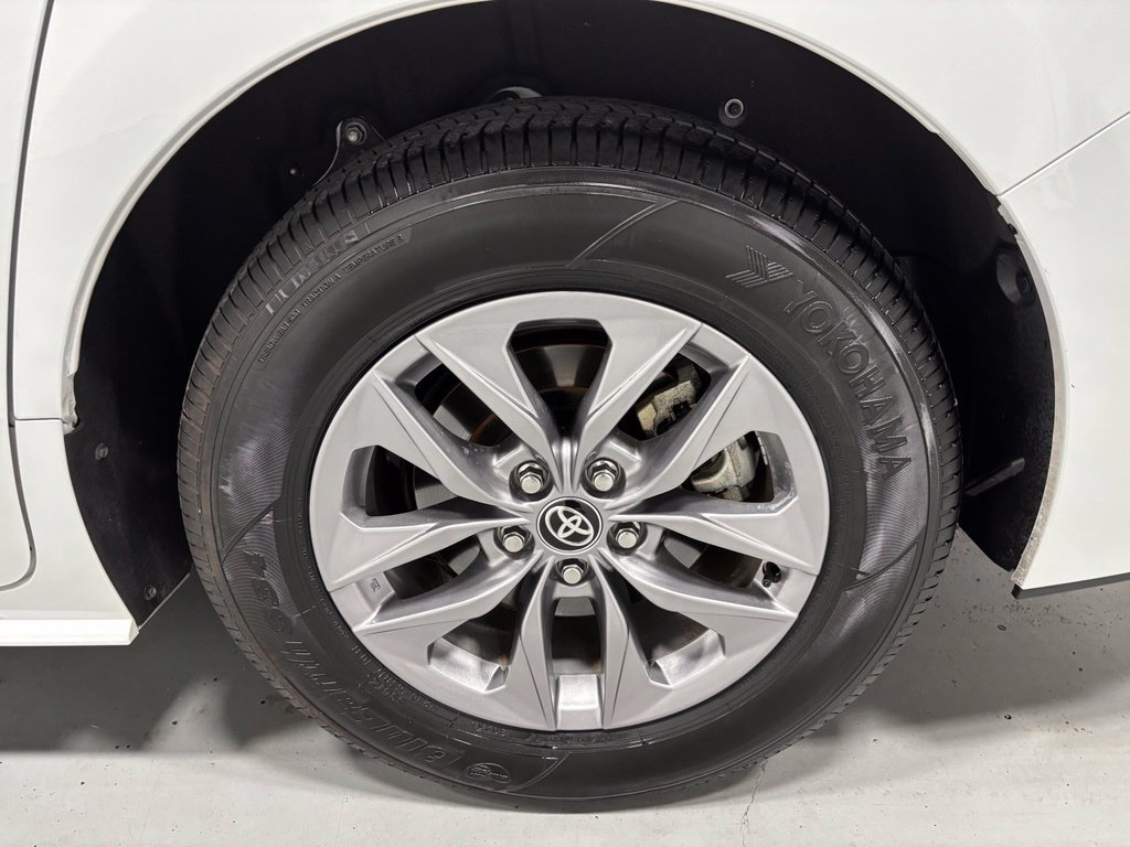 Used 2026 Toyota Sienna XLE FWD image 69