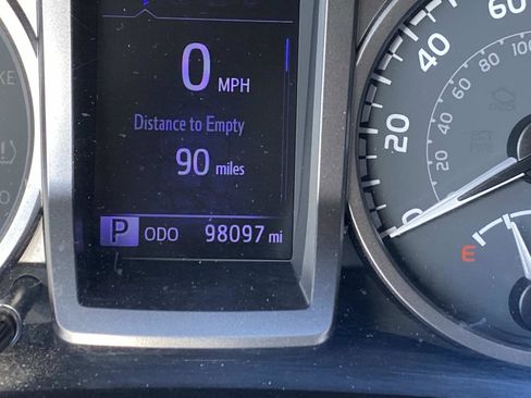 Used 2020 Toyota Tacoma SR5 AWD/4WD image 25