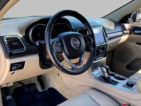 Used 2019 Jeep Grand Cherokee Overland AWD/4WD image 16