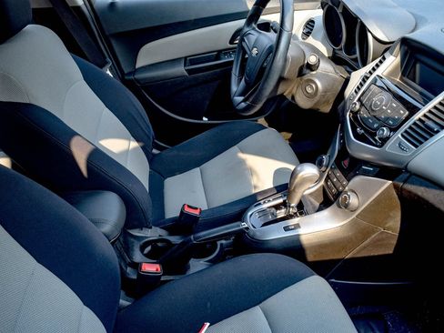 Used 2014 Chevrolet Cruze LS FWD image 7