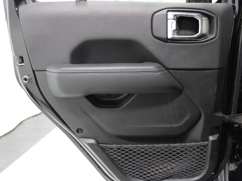 Used 2021 Jeep Wrangler Unlimited Sahara AWD/4WD image 16