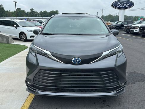 Used 2025 Toyota Sienna XLE w/ XLE Plus Package AWD/4WD image 2
