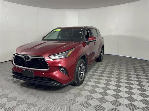 Certified 2024 Toyota Highlander XLE image 3