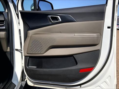 Used 2025 Kia Carnival FWD image 23