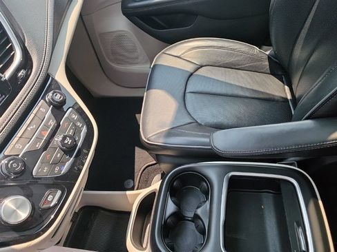 Used 2020 Chrysler Pacifica Limited FWD image 26