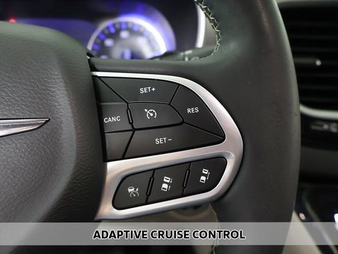 Used 2023 Chrysler Pacifica Touring-L FWD image 3