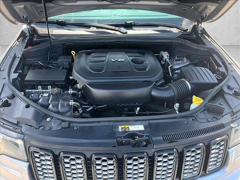 Used 2018 Jeep Grand Cherokee Altitude AWD/4WD image 11