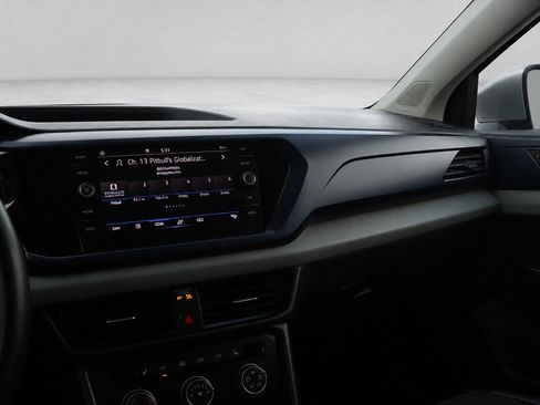 Used 2022 Volkswagen Taos SE w/ Panoramic Sunroof Package FWD image 30