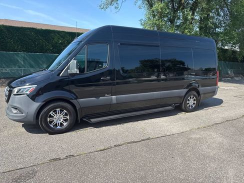 Used 2021 Mercedes-Benz Sprinter 2500 w/ Windows All Around Package image 4