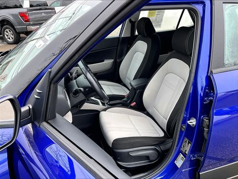 Used 2023 Hyundai Venue SEL image 10