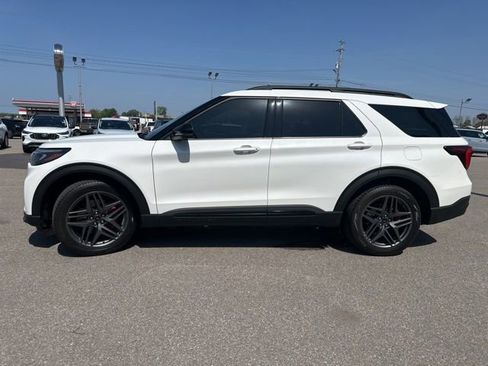 Used 2025 Ford Explorer ST image 32