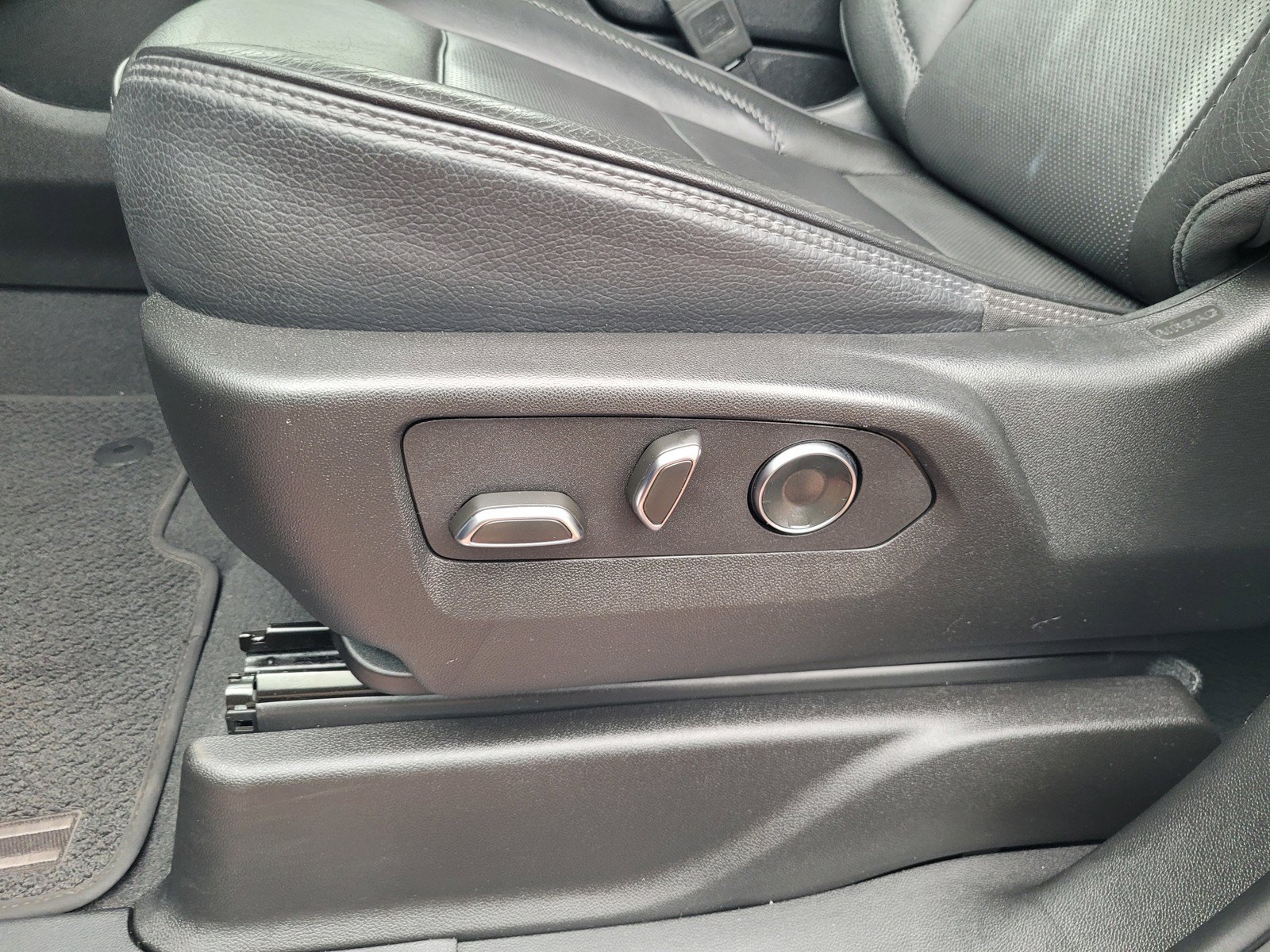 Used 2025 GMC Yukon Denali AWD/4WD image 10