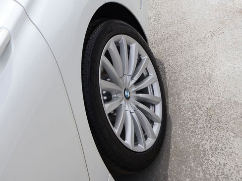 Used 2021 BMW 740i xDrive w/ Premium Package image 42