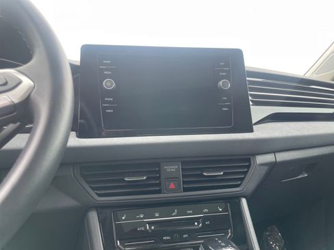 Used 2025 Volkswagen Jetta SE image 18