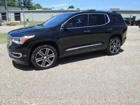 Used 2017 GMC Acadia Denali w/ Technology Package FWD image 2
