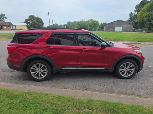 Used 2020 Ford Explorer XLT w/ Equipment Group 202A AWD/4WD image 8