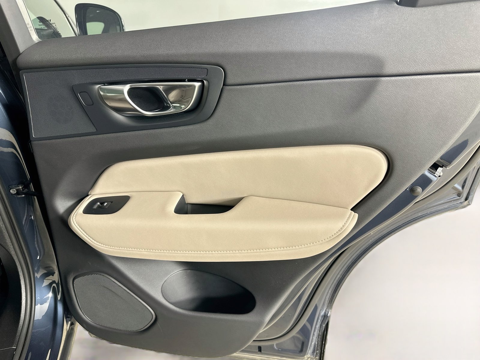 Certified 2026 Volvo XC60 B5 Plus w/ Protection Package Premier AWD/4WD image 39