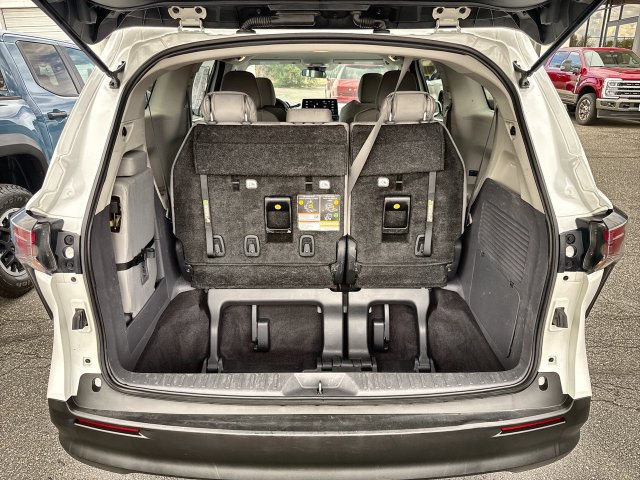 Used 2024 Toyota Sienna LE FWD image 23