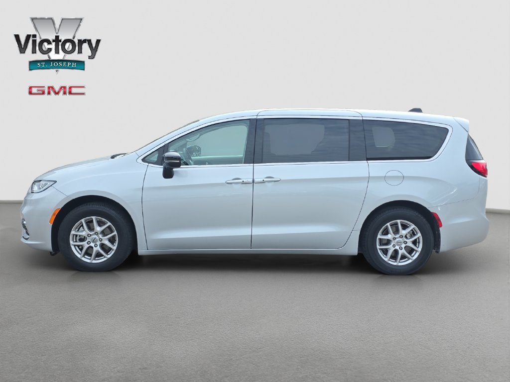 Used 2024 Chrysler Pacifica Touring-L FWD image 6