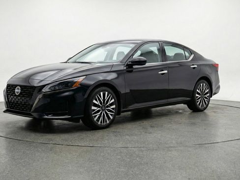 Used 2025 Nissan Altima 2.5 SV FWD image 3