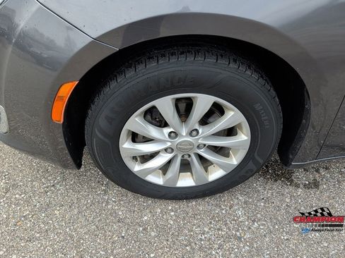 Used 2018 Chrysler Pacifica Touring-L FWD image 10