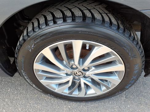 Used 2018 Toyota Corolla XLE image 6