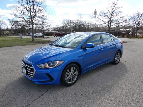 Used 2017 Hyundai Elantra SE image 1