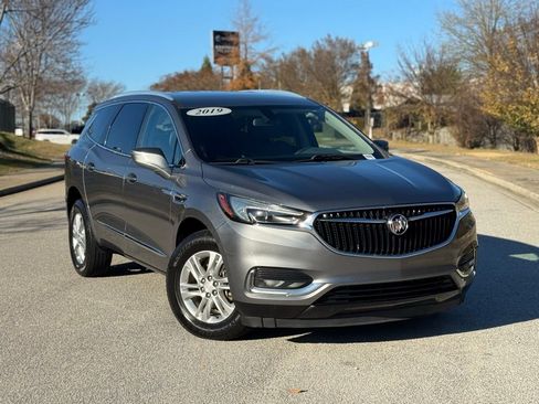 Used 2019 Buick Enclave Essence image 2