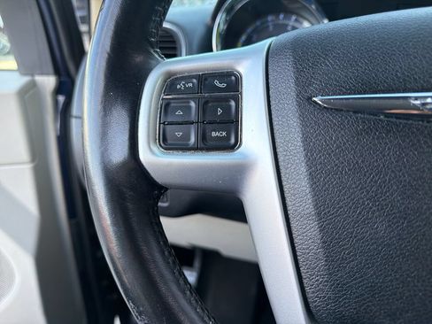 Used 2016 Chrysler Town & Country Touring FWD image 19