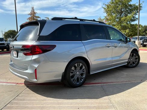Used 2025 Honda Odyssey Touring image 3
