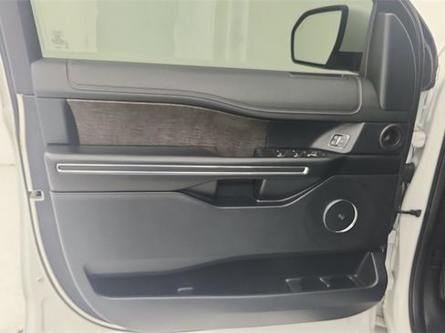 Used 2020 Ford Expedition Limited image 24