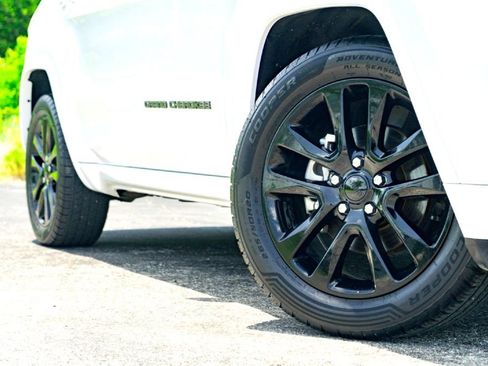 Used 2020 Jeep Grand Cherokee Altitude RWD image 3