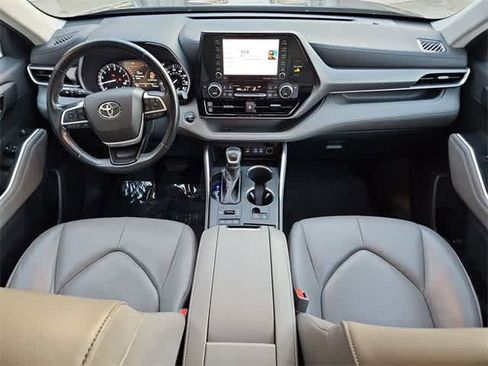 Used 2022 Toyota Highlander XLE image 16