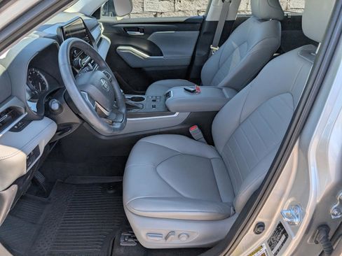 Used 2023 Toyota Highlander XLE image 16