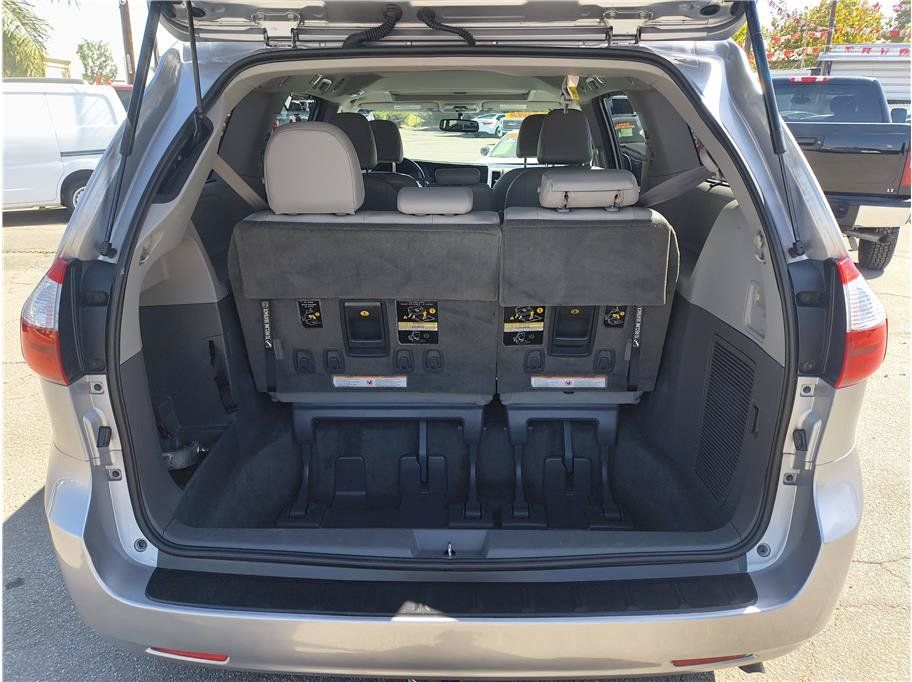 Used 2015 Toyota Sienna XLE FWD image 13