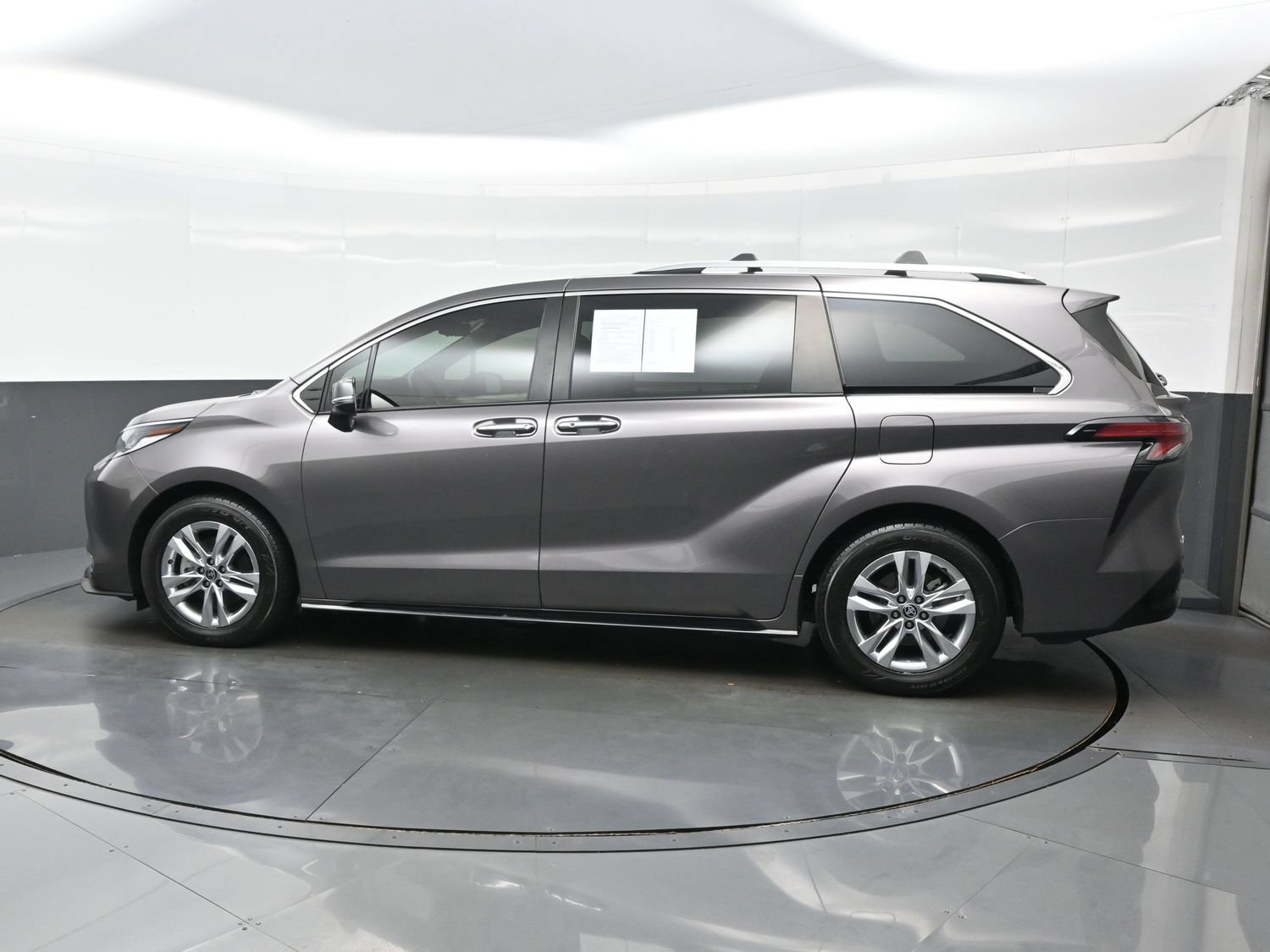 Used 2022 Toyota Sienna Limited AWD/4WD image 3